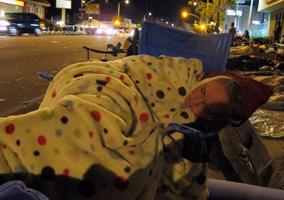 Edda's friend Abbey did her best to get some sleep amid the noise.
